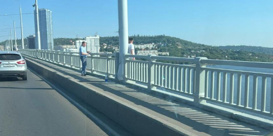 На мосту Саратов-Энгельс мужчину спасли от необдуманного поступка