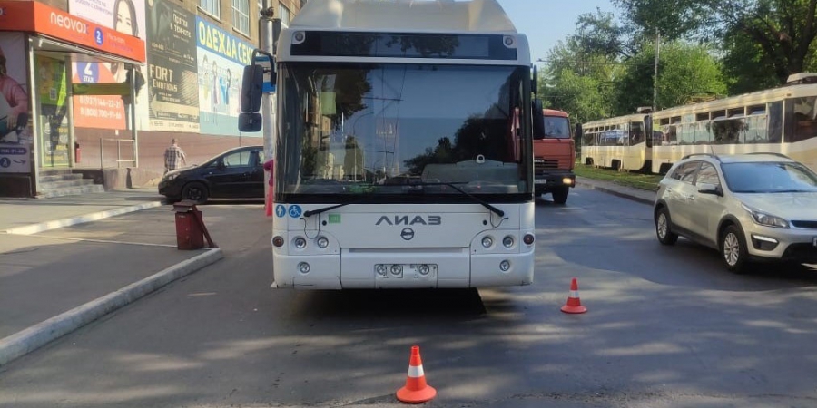У Губернского рынка женщина пострадала при падении в автобусе №11