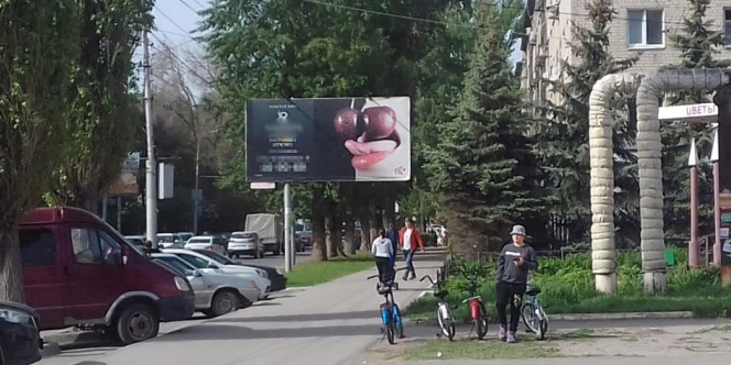 В Саратове УФАС признал непристойной рекламу мужского клуба возле гимназии