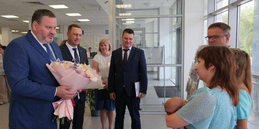 Министр труда РФ вручил саратовской семье 200-тысячный сертификат на маткапитал