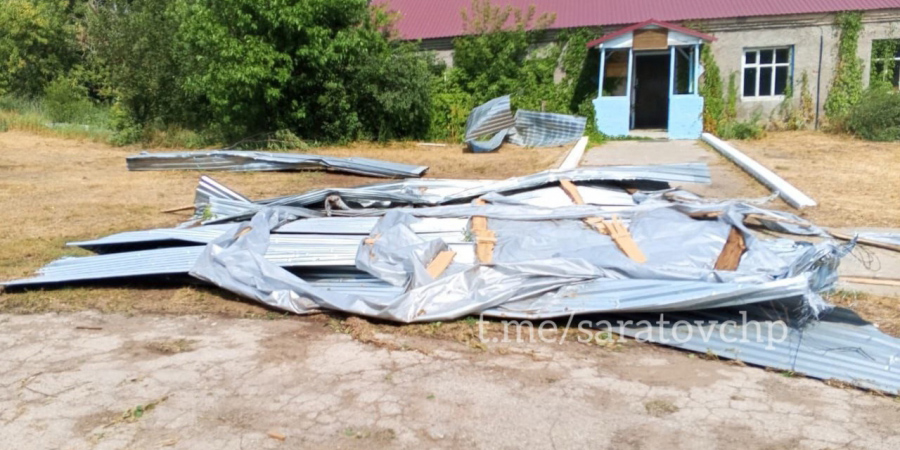В Духовницком районе из-за сильного ветра пострадали 12 домов и склады с зерном