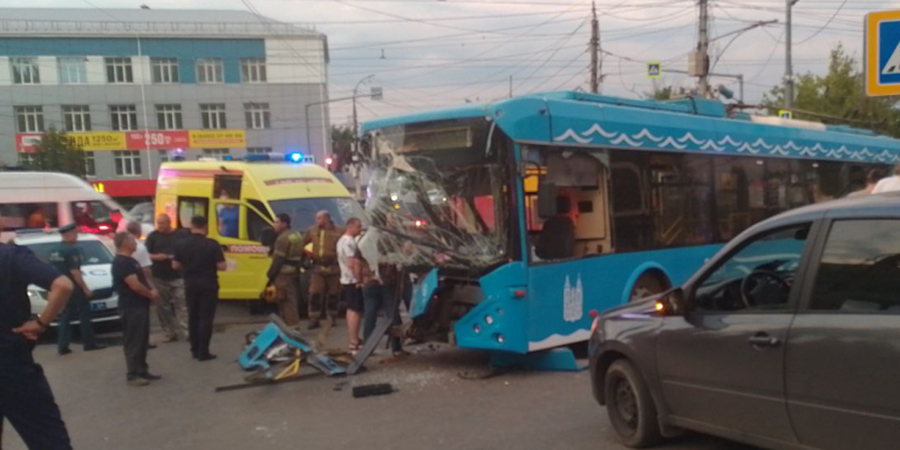 В Саратове после массового ДТП с троллейбусом пострадавшей ампутировали ногу  