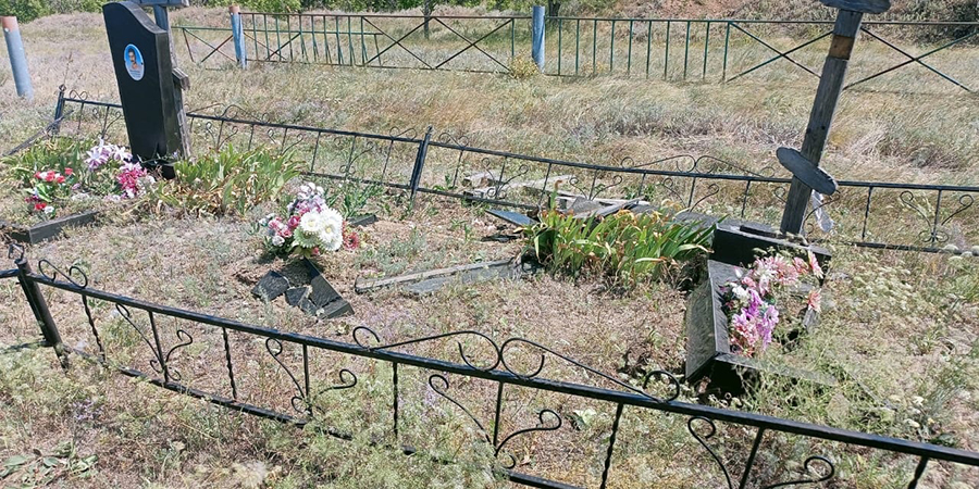 В Балаковском районе неизвестные устроили погром на кладбище