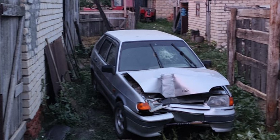 В Озинском районе водитель «четырнадцатой» пострадал в столкновении со столбом
