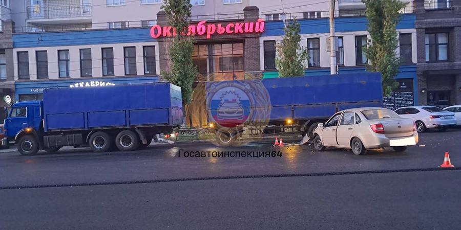 На Чернышевского после ДТП с легковушкой «Лада» влетела в припаркованный «КамАЗ»