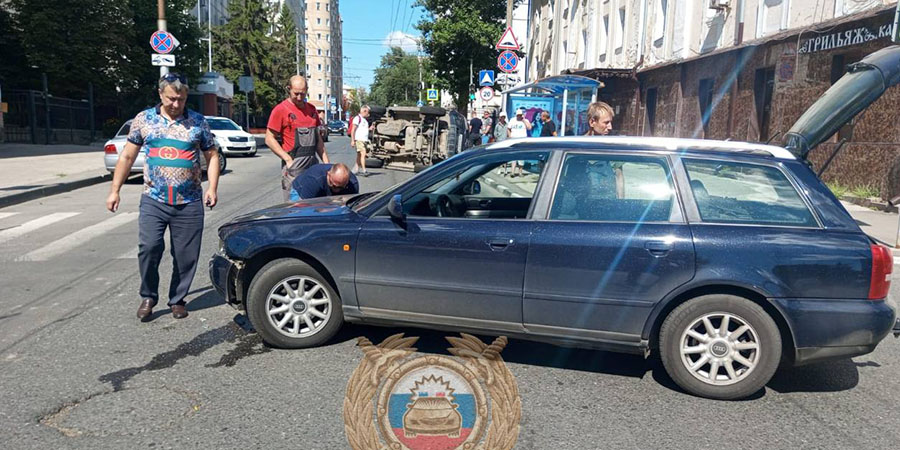 Возле зданий СУ СК и прокуратуры после ДТП опрокинулся «УАЗ»