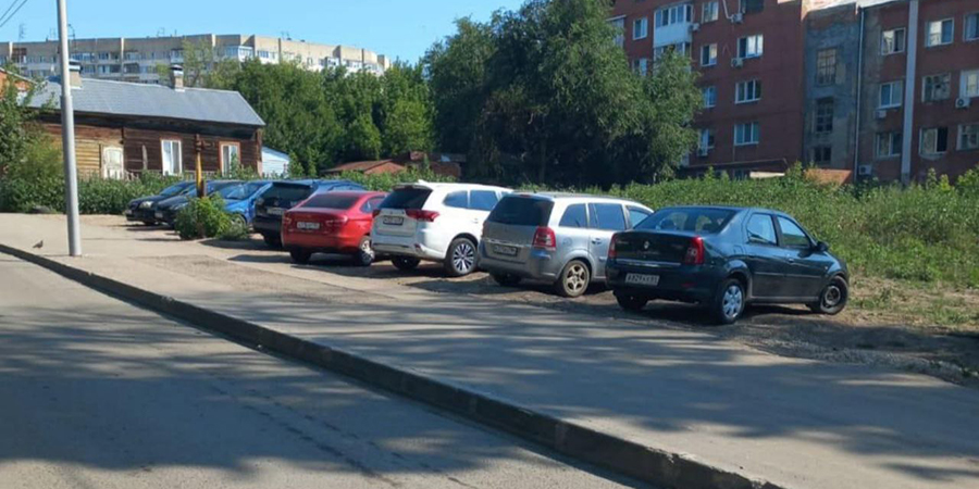 В Саратове на зеленых зонах массово выявляют нарушителей правил парковки