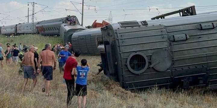 Под Волгоградом поезд опрокинулся после ДТП с «КамАЗом»: ранены 140 человек