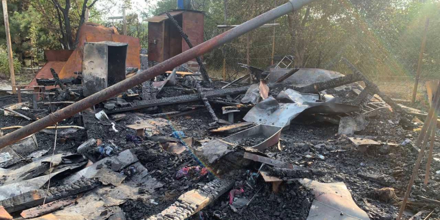 В Татищевском районе курильщик уничтожил две деревянные дачи