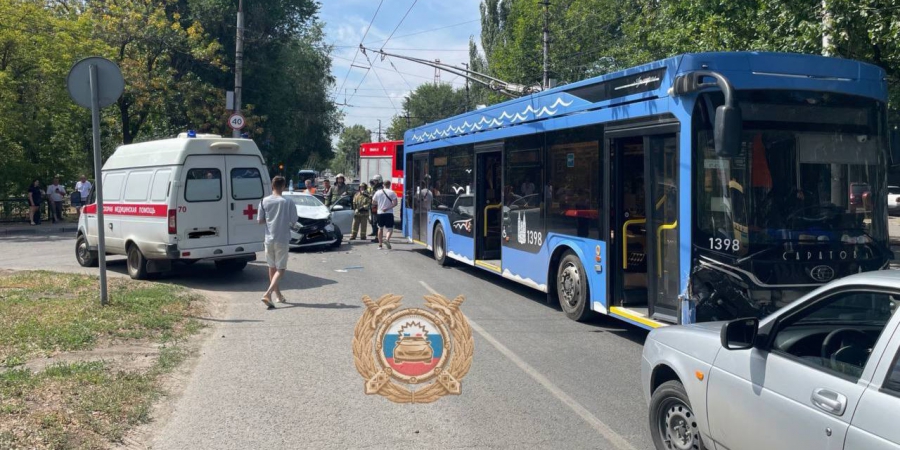 На Астраханской водитель «Весты» пострадал в столкновении с троллейбусом