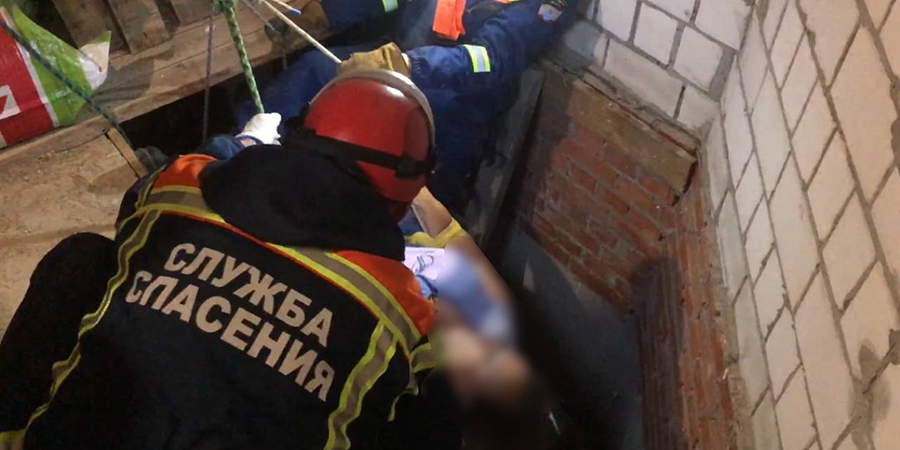 В Гагаринском районе спасатели вытащили из погреба упавшую женщину