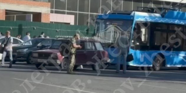 В Саратове из-за припаркованных машин у вокзала простаивают троллейбусы