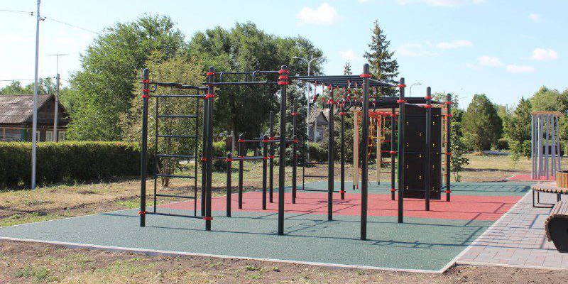 В центре Ивантеевки установили новые спортплощадки и озеленили детский парк