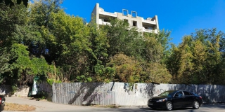 В центре Саратова на ничьей земле стоит никому не нужный долгострой. Что делать? В центре Саратова на ничьей земле стоит никому не нужный долгострой. Что делать?