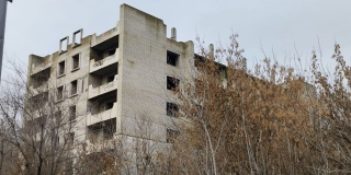 Здание на Мичурина с покосившимся забором рискует стать «памятником долгостроям» Здание на Мичурина с покосившимся забором рискует стать «памятником долгостроям»