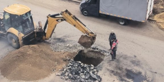 В Солнечном-2 раскопали дорогу ради проведения воды владельцу элитного коттеджа В Солнечном-2 раскопали дорогу ради проведения воды владельцу элитного коттеджа