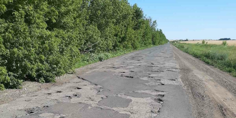 Фото сломанной автодороги в лесу