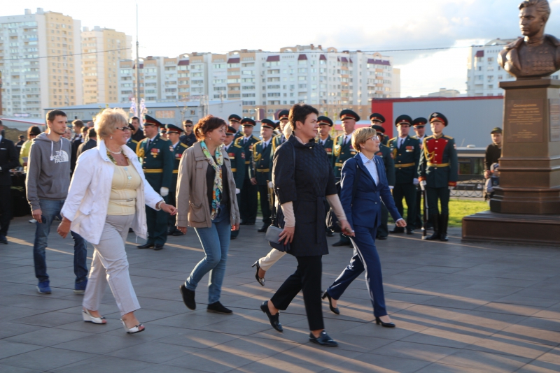 Аллея героев саратов в солнечном фото