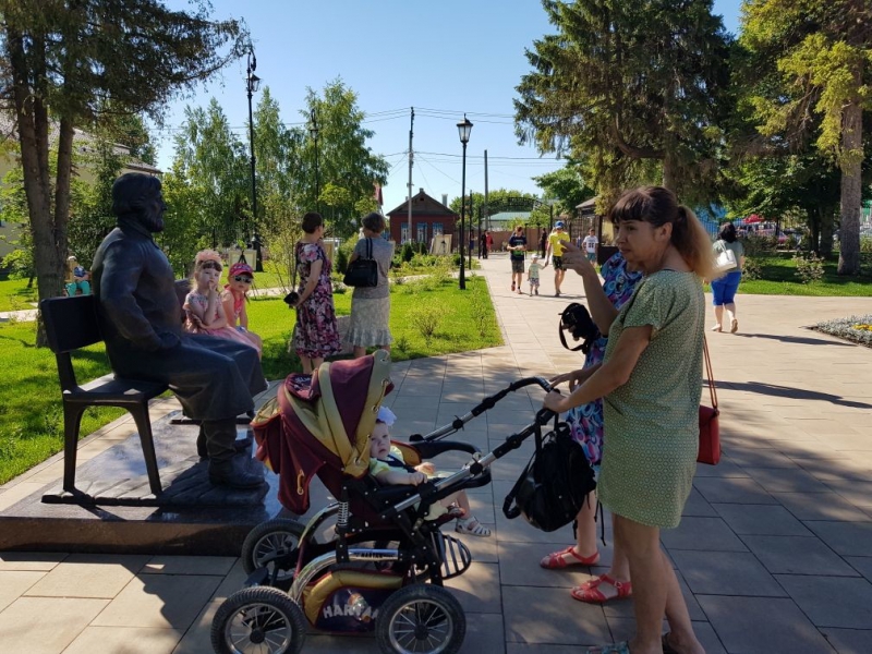 Сквер володина на васильевском. Сквер Володина. Парк Довольное. Городской парк Вольск. Детский парк Вольск.