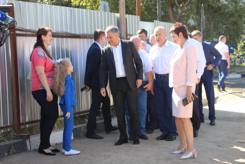 Погода село елшанка саратовская. Глава администрации п Елшанка. Володин в Елшанке. Елшанка Саратовская область приехал Вячеслав Володин. Ярмарка в Елшанке Саратов.