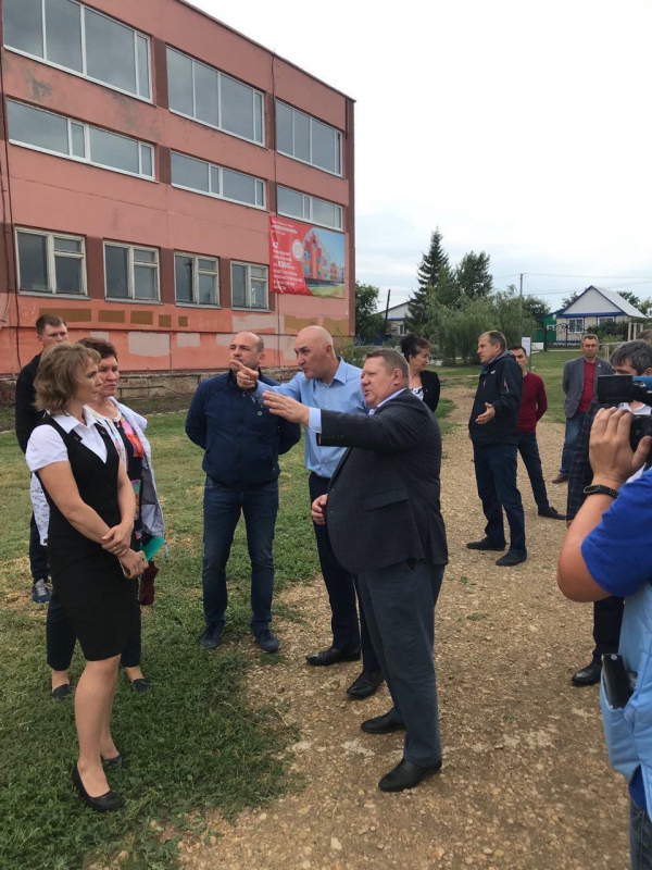 Погода в перелюбе саратовской. Перелюб Саратовская область школа. Перелюб школа Рудченко. Школа в Перелюбе Саратовской. Село Перелюб Саратовской области.