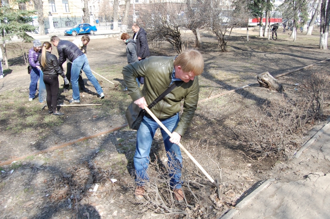 Приняли участие более. Майский субботник. Весенний общегородской субботник. Субботник в городском саду. Субботник 2006.