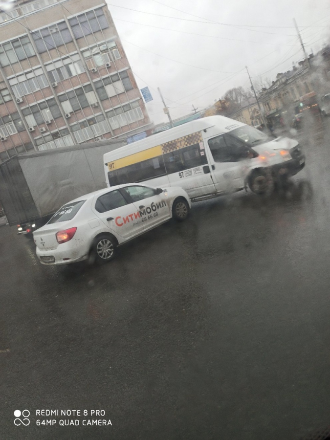 В центре Саратова такси «Ситимобил» врезалось в маршрутку