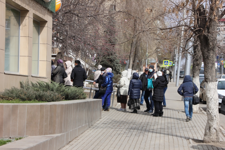 Жители саратова. Волгоградцы выстроились в огромные очереди к отделениям «Сбербанка». Очередь к психологу Кузнецова 2 Челябинск. Жиилмир сегодня.