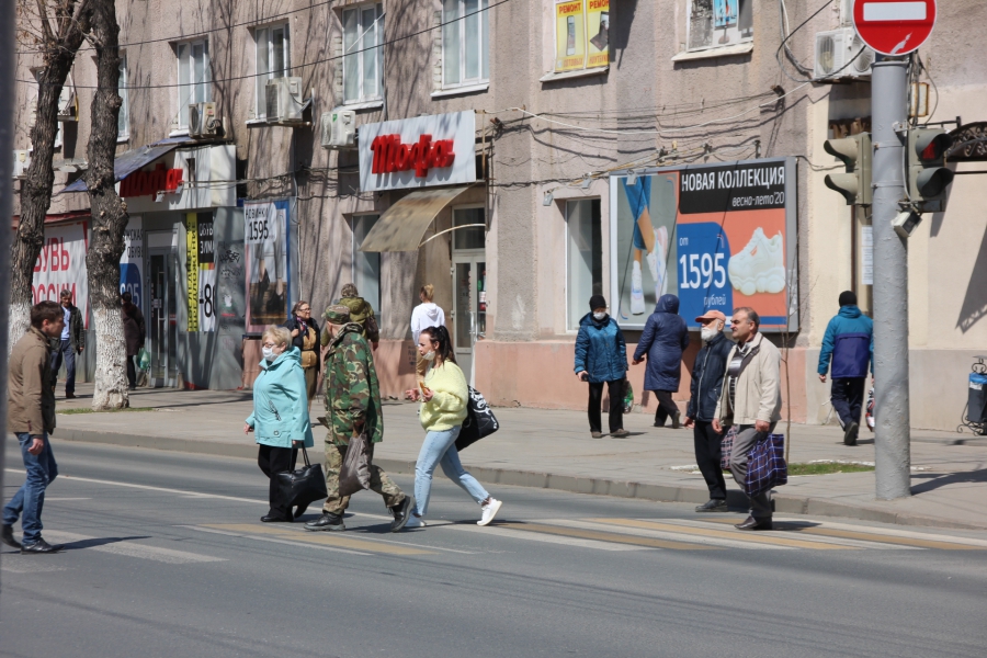 Москва самоизоляция сегодня. Жители Саратова на улицах. Жители Саратова. Жители Саратова продают одежду на улице.