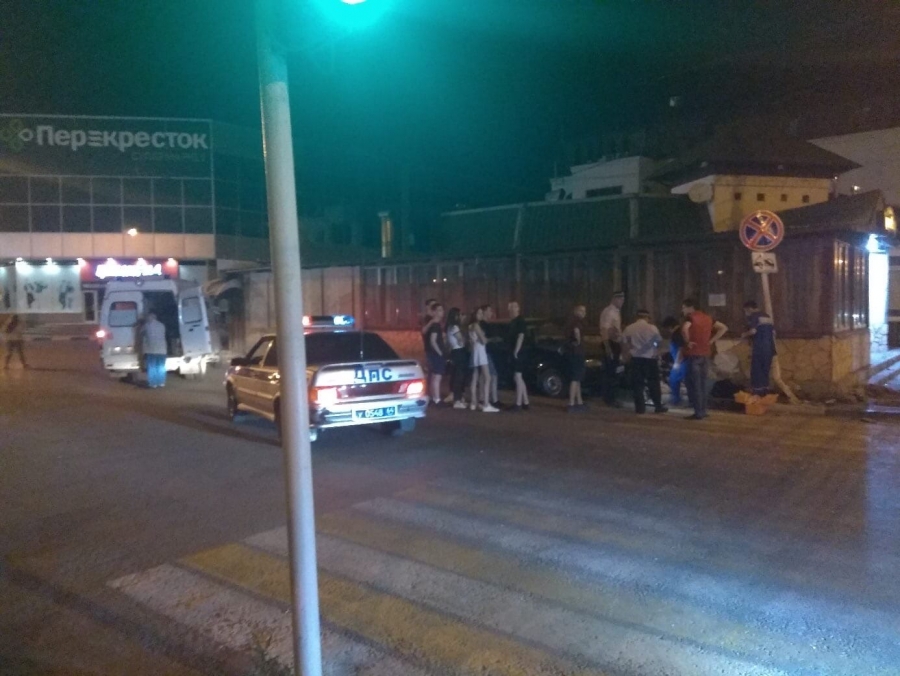 В Энгельсе попавший в ДТП «ВАЗ» вылетел на тротуар и сбил пешехода