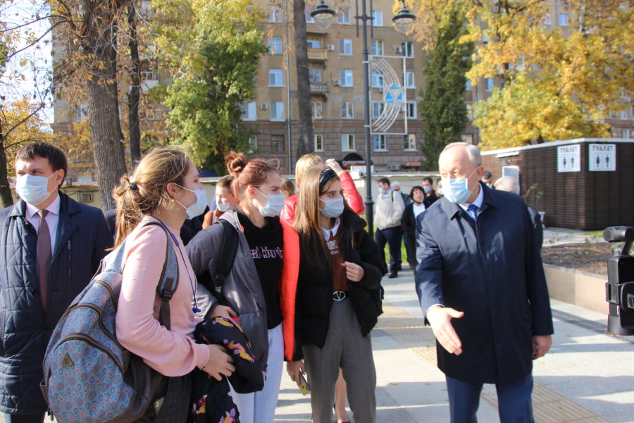 Городские чиновники. Власти Саратова. Городской чиновник это. Радаев на открытии в Заводском районе сквера труженикам тыла видео. Смотреть вчерашний видео Радаева первомайскии.