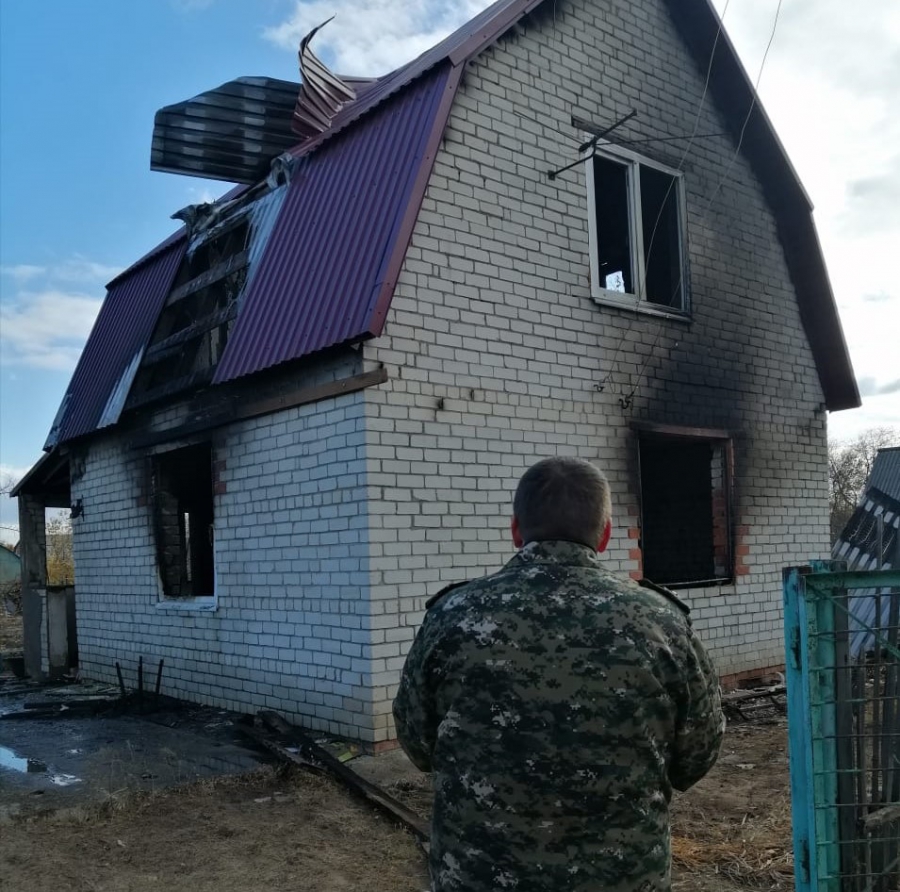 Под Энгельсом в двухэтажной даче заживо сгорел мужчина