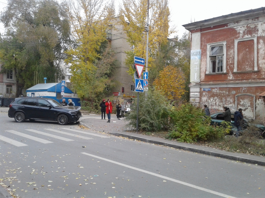 Новости саратова последние свежие. Авария рабочая Провиантская. ДТП на рабочей улице Саратов. Рабочая Провиантская Саратов. ДТП Саратов.город .06.11.2021..