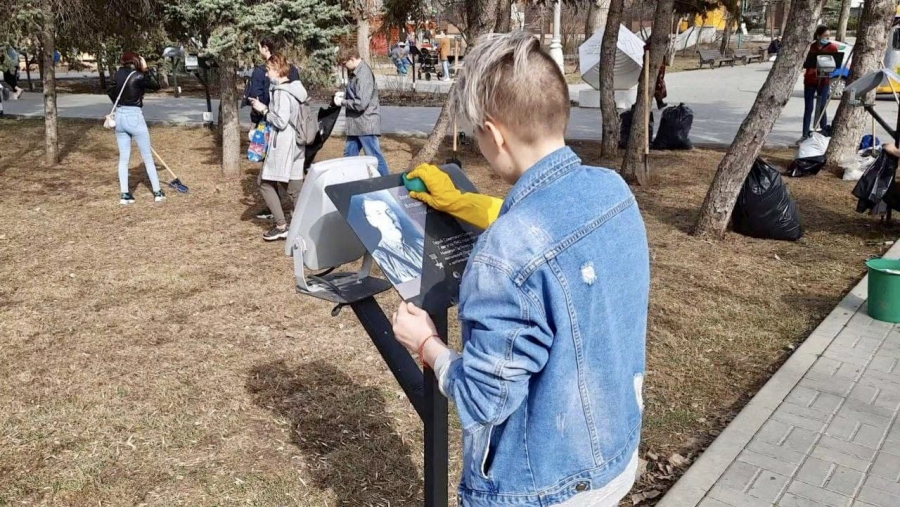 Городские порядки. Сквер детей и молодежи. Энгельс субботник. Субботник в сквере первой учительницы Энгельс. Уборка городского парка Энгельс.