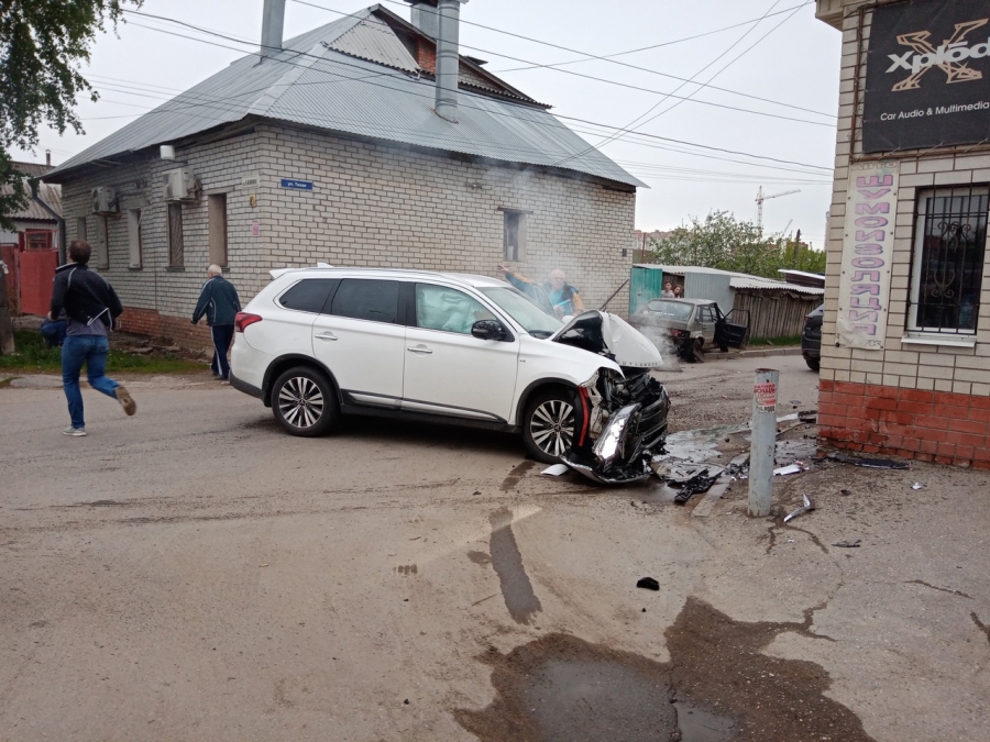 Ваз энгельс. Автомобиль врезался в дом в Саратове. Авария красный Текстильщик Саратов. Авария на ул Калинина Галич 12 ноября. ДТП на Техстекле.