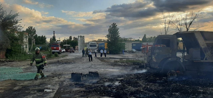 В Балакове произошел масштабный пожар: сгорели склад, «КамАЗ» и трактор