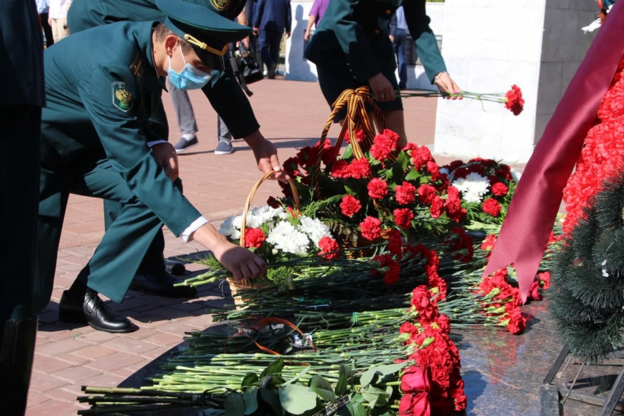 Фото с возложения цветов сегодня