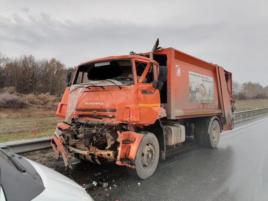 Под Вольском мусоровоз врезался в грузовик на буксире. Пострадал пассажир