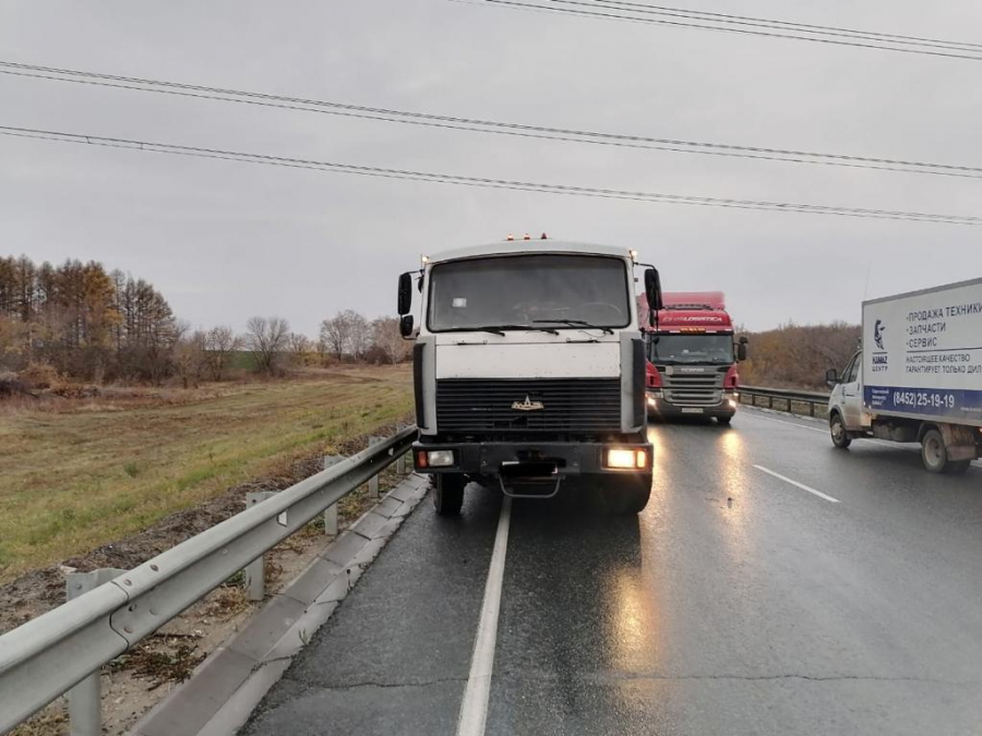 Под Вольском мусоровоз врезался в грузовик на буксире. Пострадал пассажир