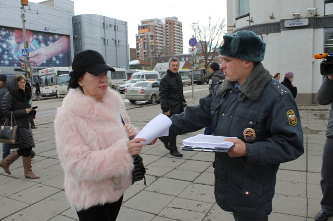 Выходи полиция. Полиция раздает листовки. Аферисты Волжского. Полиция на улице раздают листовки Челябинск. Разоблачение мошенников на улице.