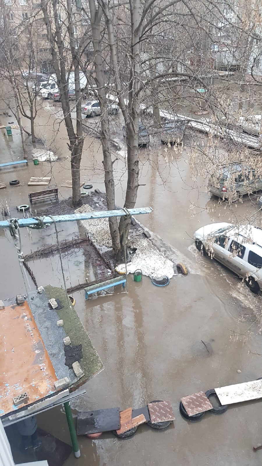 Жителям Энгельса из-за потопа приходится прыгать по доскам и шинам