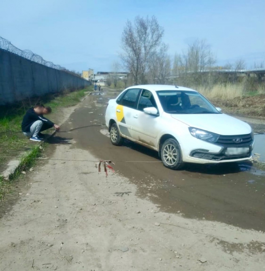 В Энгельсе бывшие зэки пытались перебросить в колонию 8 телефонов