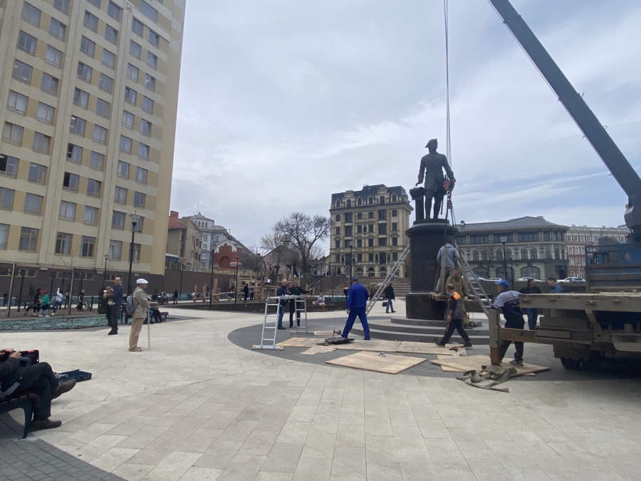 Началась установка. Памятник Петру 1 в Саратове. Город Саратов сквер Петра 1. Сквер Петра первого Саратов открытие. Сквер Петра 1 в Саратове фото.