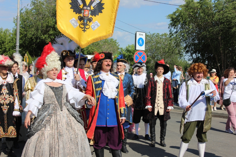 Мероприятия петра. 350 Лет Петру 1 Саратов. Празднование 350 летия Петра 1. Праздничное шествие Петра 1. Опера Петр первый Саратов.