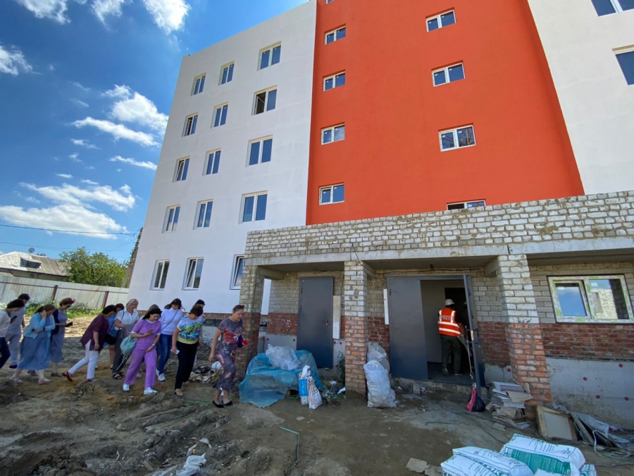 В Саратове сотрудникам инфекционного центра показали служебное жилье