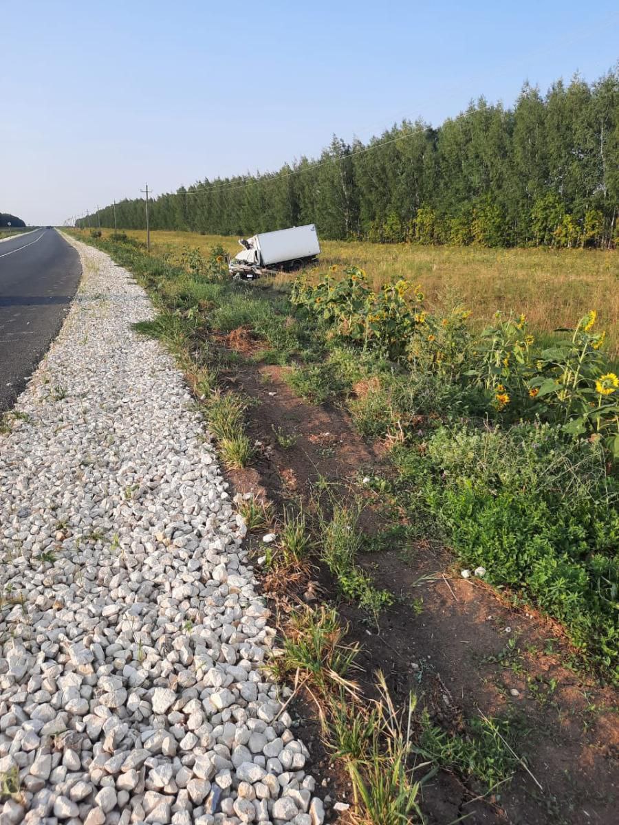 В Ртищевском районе грузовик съехал в кювет. Водитель в больнице