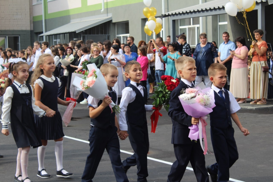 Школа 18 линейка. Первое сентября первоклашки.