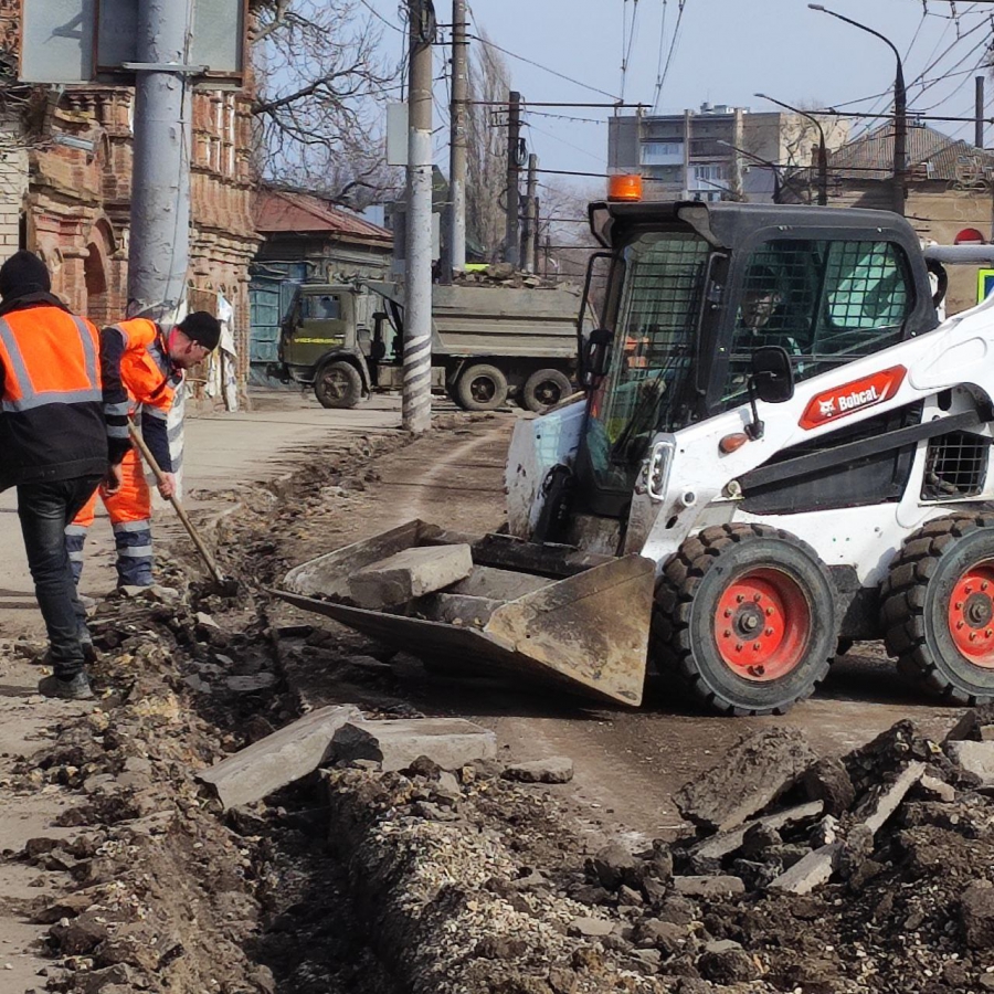 В Энгельсе начали демонтаж дорожного полотна на Калинина