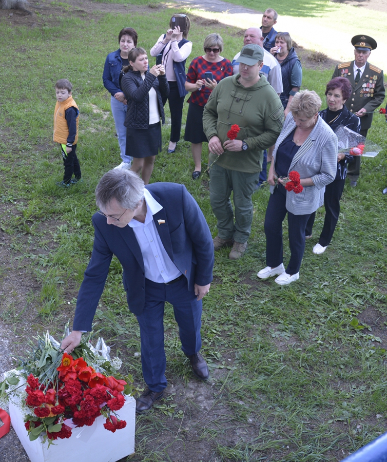 Погода в тепляковке саратовской. Мемориальная доска погибшему в сво. Памятные доски погибшим в сво. Мемориальная доска Воробьева. Доска к 9 мая в школе.