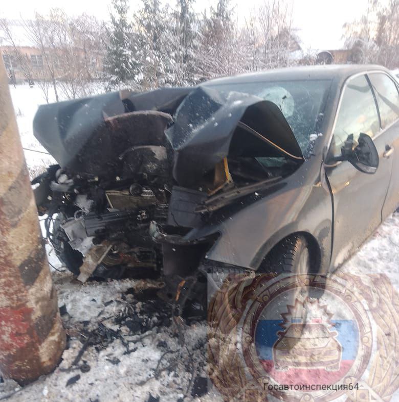 В Балаковском районе водитель «Тойоты Камри» протаранил столб